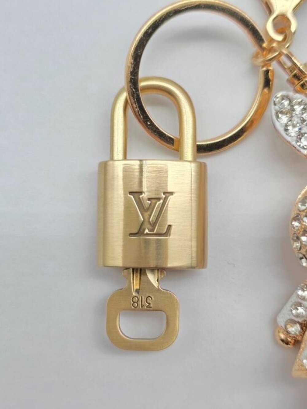 Authentic Louis Vuitton Gold Lock 🔒 Unbranded Rhinestone Bunny Rabbit Keychain - Picture 5 of 9